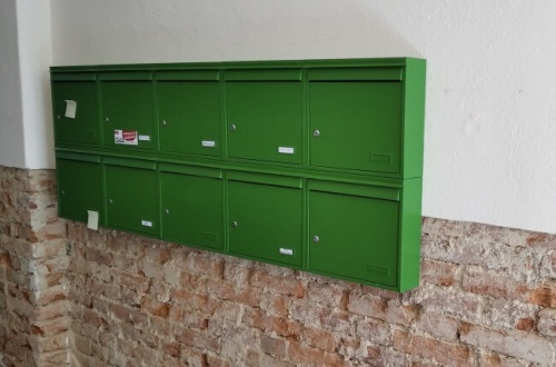 Zelené panelákové schránky typ Grande.