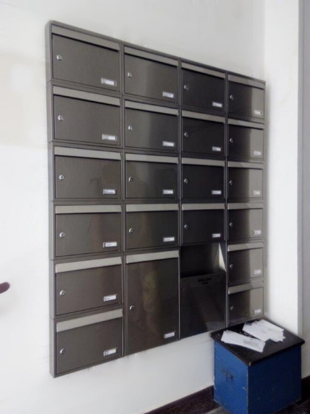 Zostava panelákových poštových schránok v nerezovom vyhotovení.