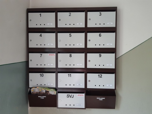 Poštové schránky s číselným označením na dvierkach a boxy na letáky